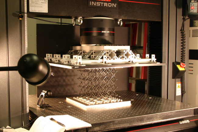 В MIT научились собирать массивные конструкции из мельчайших частей. Фото.