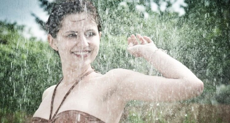 В летнем душе 18. Фотосессия в летнем душе. Девушка в летнем душе. Купание в летнем душе.