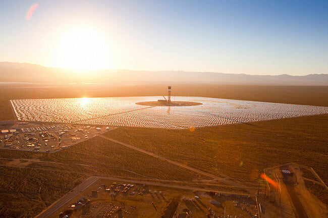 Крупнейшая в мире солнечная электростанция Ivanpah начала подачу энергии. Фото.