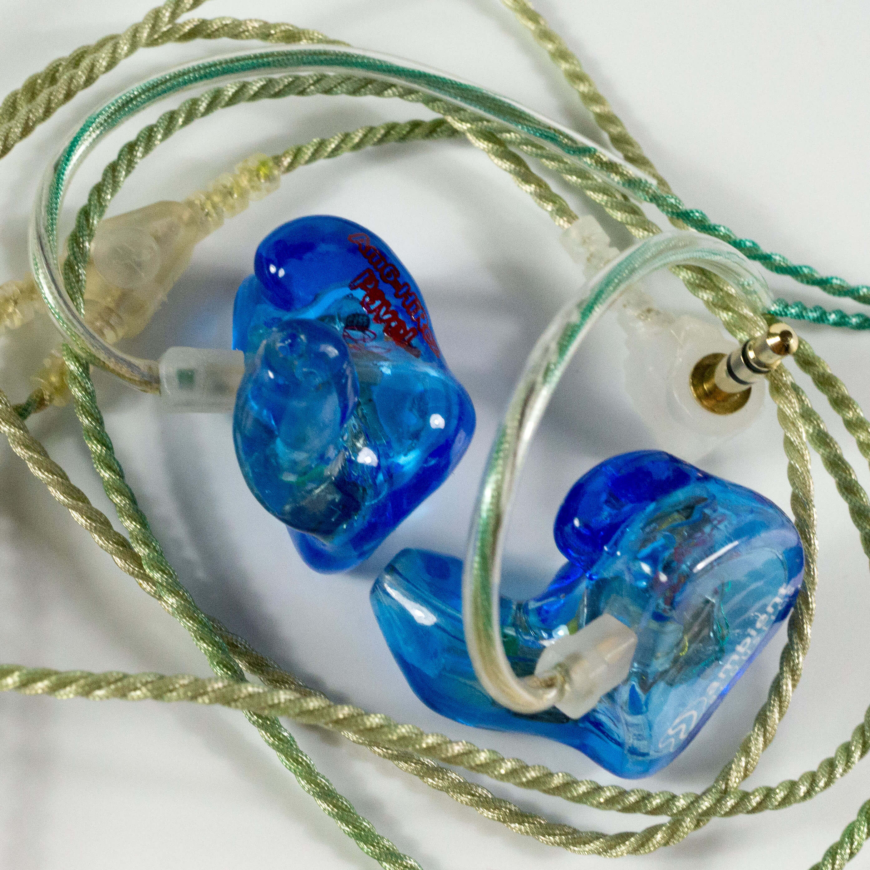 Много кабелей