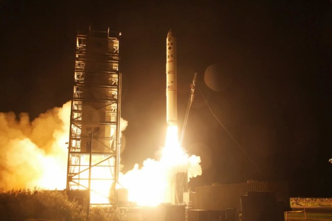 NASA запустила новый спутник для изучения лунной атмосферы. Фото.