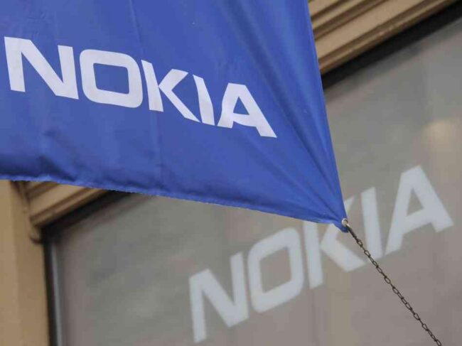 Nokia может купить Alcatel после завершения сделки с Microsoft. Фото.