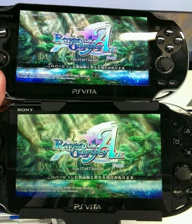 Сравнение экранов новой и старой версий PlayStation Vita. Фото.