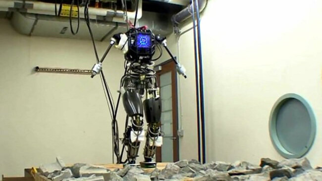 Двуногий робот Atlas усовершенствовал свои навыки. Фото.