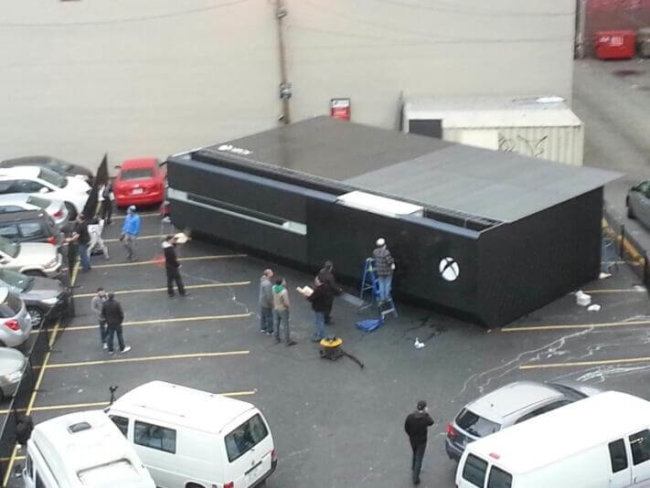 В центре Ванкувера установили гигантскую Xbox One. Фото.