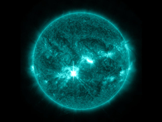 Одна из крупнейших солнечных вспышек М-класса направляется к Земле. Фото.