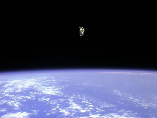 Первый свободный полет в открытом космосе. Фото.