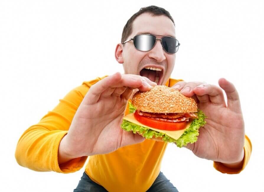 Чрезмерное употребление фаст-фудом вызывает раздражительность и психоз