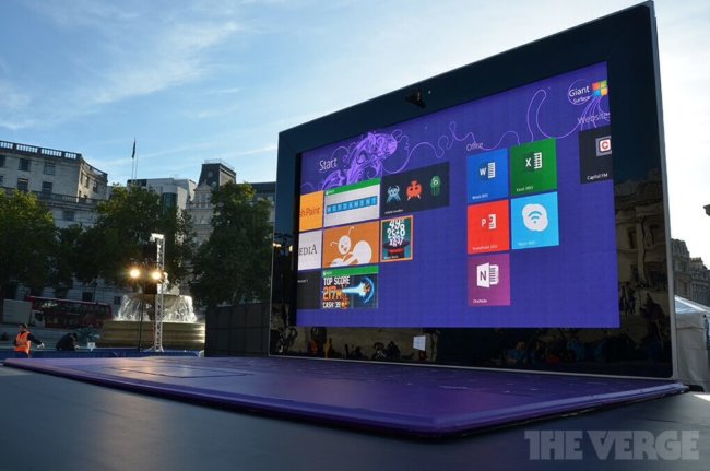 Microsoft воздвигла 383-дюймовый планшет в центре Лондона. Фото.