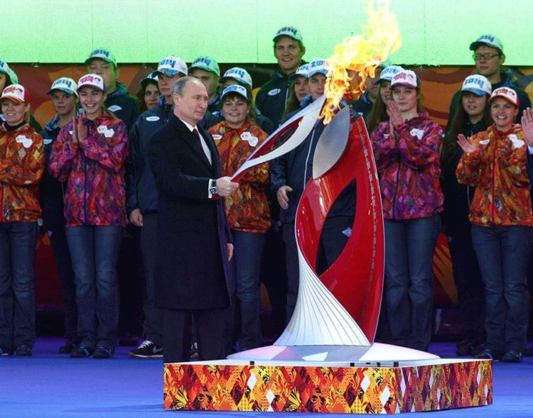 Владимир Путин и олимпийский факел