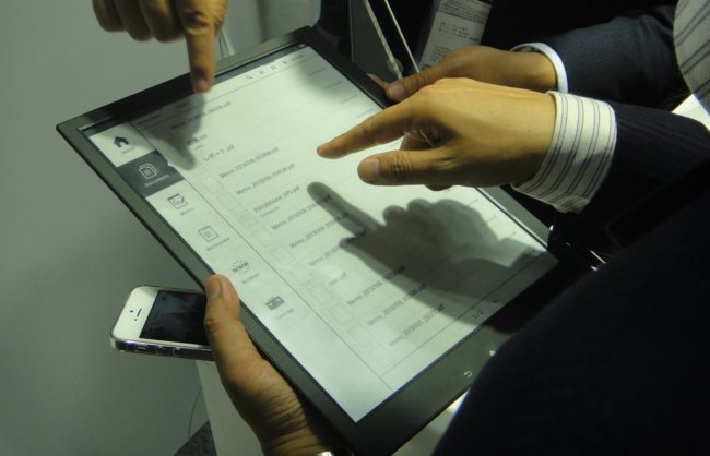 Sony начала производство E-Ink планшетов формата А4. Фото.