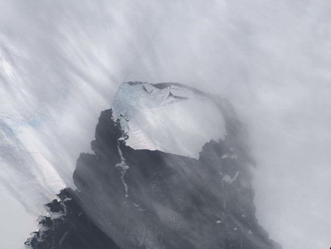 Айсберг размером с Сингапур откололся от ледника в Антарктике. Фото.