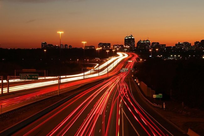 Ученые предлагают использовать автомагистрали для производства электроэнергии. Фото.