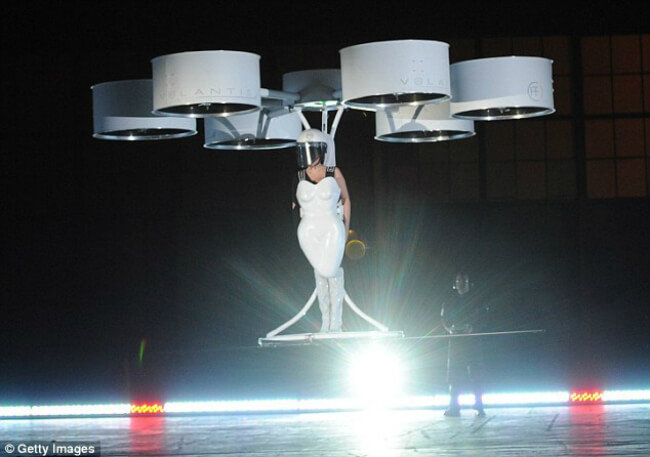 Леди Гага показала «летающее платье». Фото.