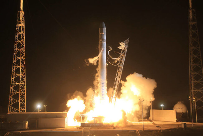 Вторая попытка запуска ракеты-носителя Falcon 9 не удалась. Фото.