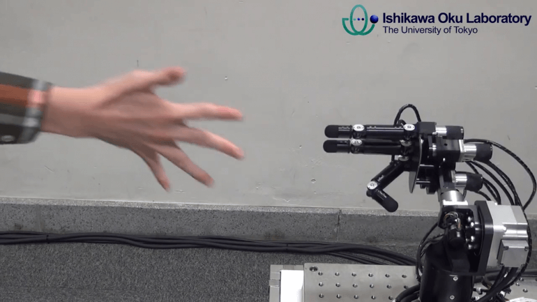 Робот, играющив в камень ножницы бумага