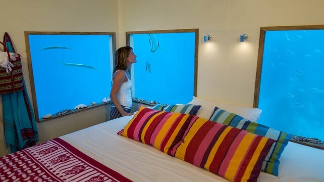 Подводная спальная комната отеля в Занзибаре