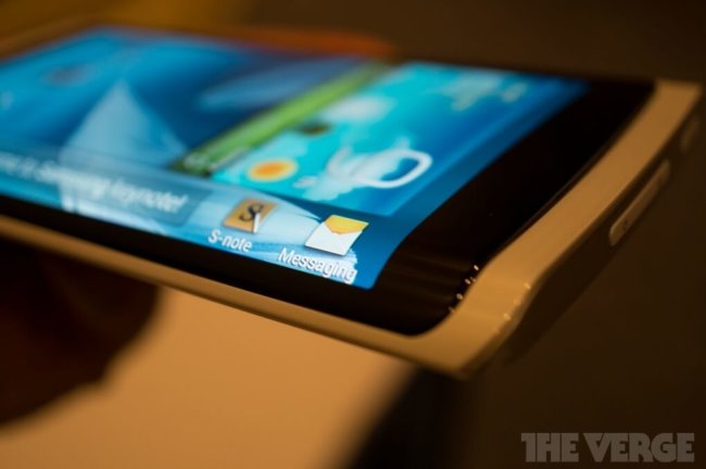 Samsung согнет экран смартфона по трем сторонам. Фото.