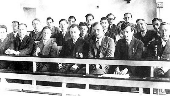 Семинар Бора в Институте теоретической физики в Копенгагене, 1930. В первом ряду: Клейн, Бор, Гейзенберг, Паули, Гамов, Ландау, Крамерс.