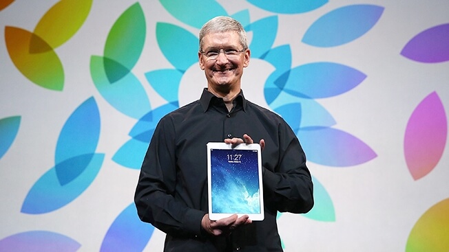 Тим Кук держит iPad Air