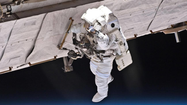 Российскими астронавтами установлен рекорд времени пребывания в открытом космосе. Фото.
