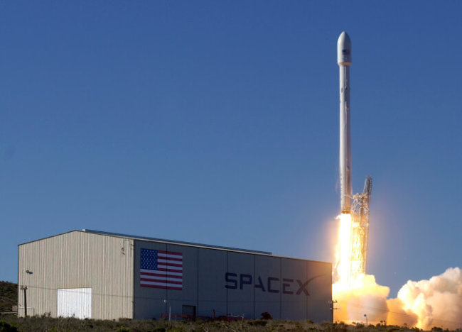 SpaceX успешно запустила коммерческий спутник связи. Фото.