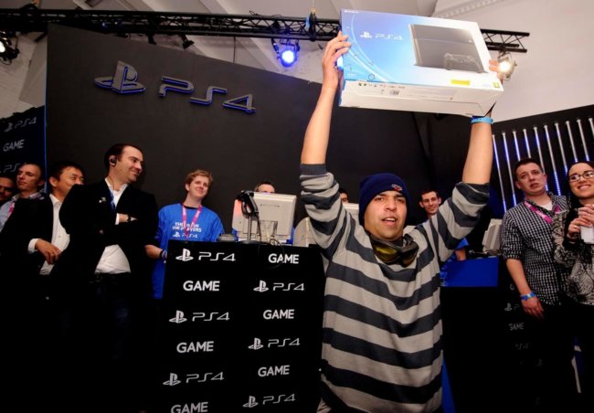 Начались продажи Playstation 4 в Европе. Фото.