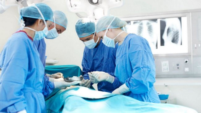 Медики провели успешную операцию по пересадке полностью искусственного сердца. Фото.