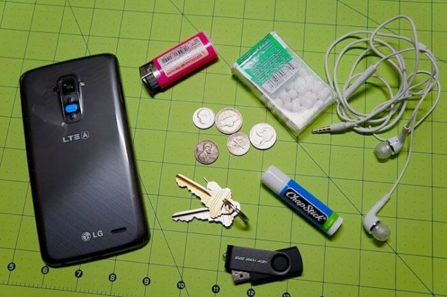 В реальных условиях LG G Flex практически не способен бороться с царапинами. Фото.