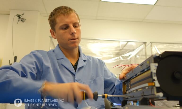 Процесс сборки спутника