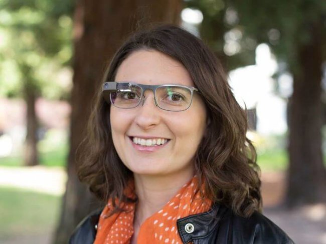 Фотографии версии Google Glass для людей с ограниченным зрением. Фото.