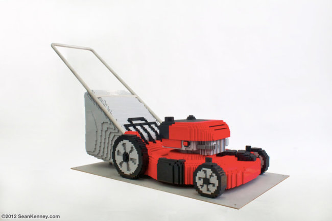 Газонокосилка из LEGO. Фото.