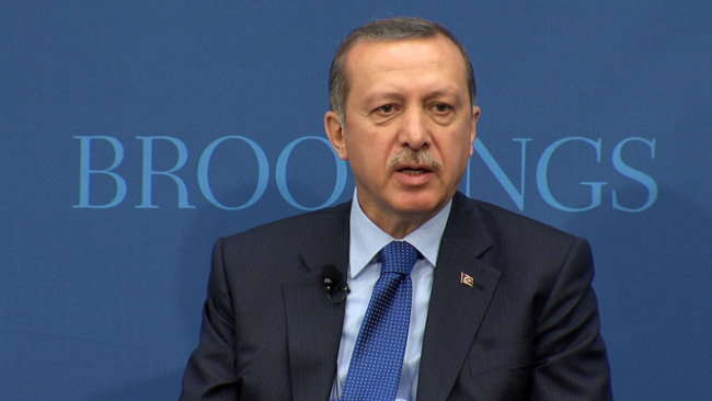 Премьер-министр Турции превратился в трёхметровую голограмму. Фото.