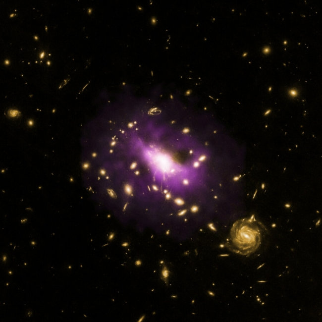 Астрономы нашли одну из самых больших черных дыр во Вселенной. Фото.