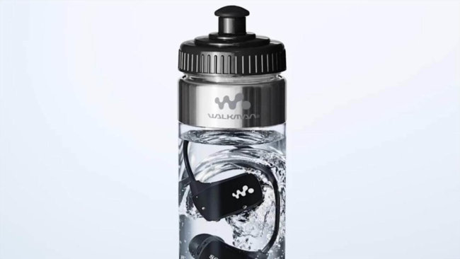 Sony продаёт водонепроницаемый Walkman в бутылках с водой. Фото.