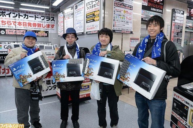 #фото дня| Sony Playstation 4 дебютировала на своей родине. Фото.