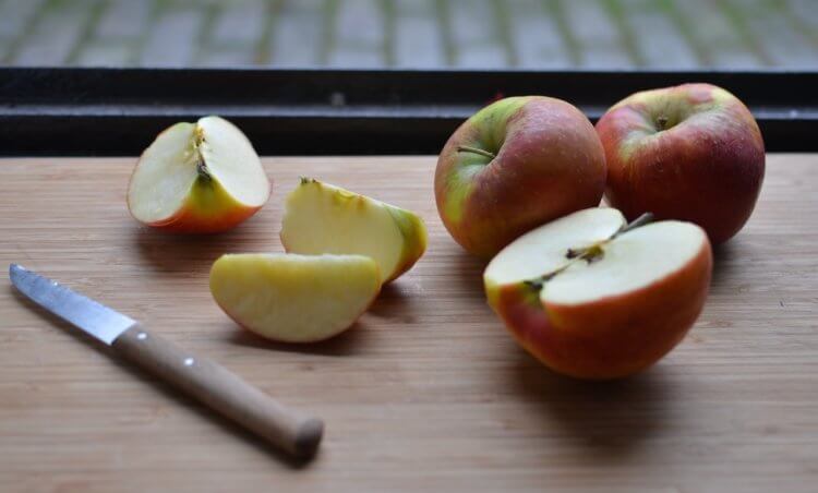 #химия | Лимонный сок не даст яблоку потемнеть. Яблоки темнеют из-за железа, которое в них содержится. Фото.