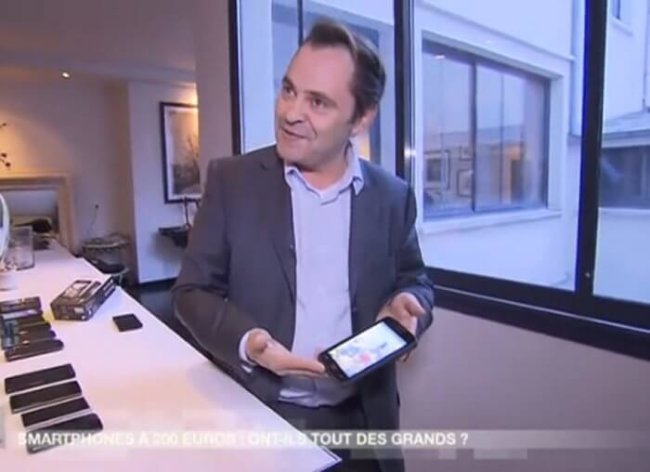 CEO компании Archos случайно «убил» телефон во время его демонстрации. Фото.