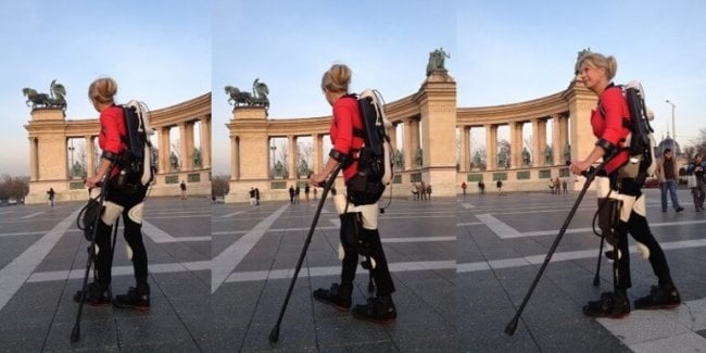 Напечатанный на 3D-принтере экзоскелет вернул парализованной женщине возможность ходить. Фото.