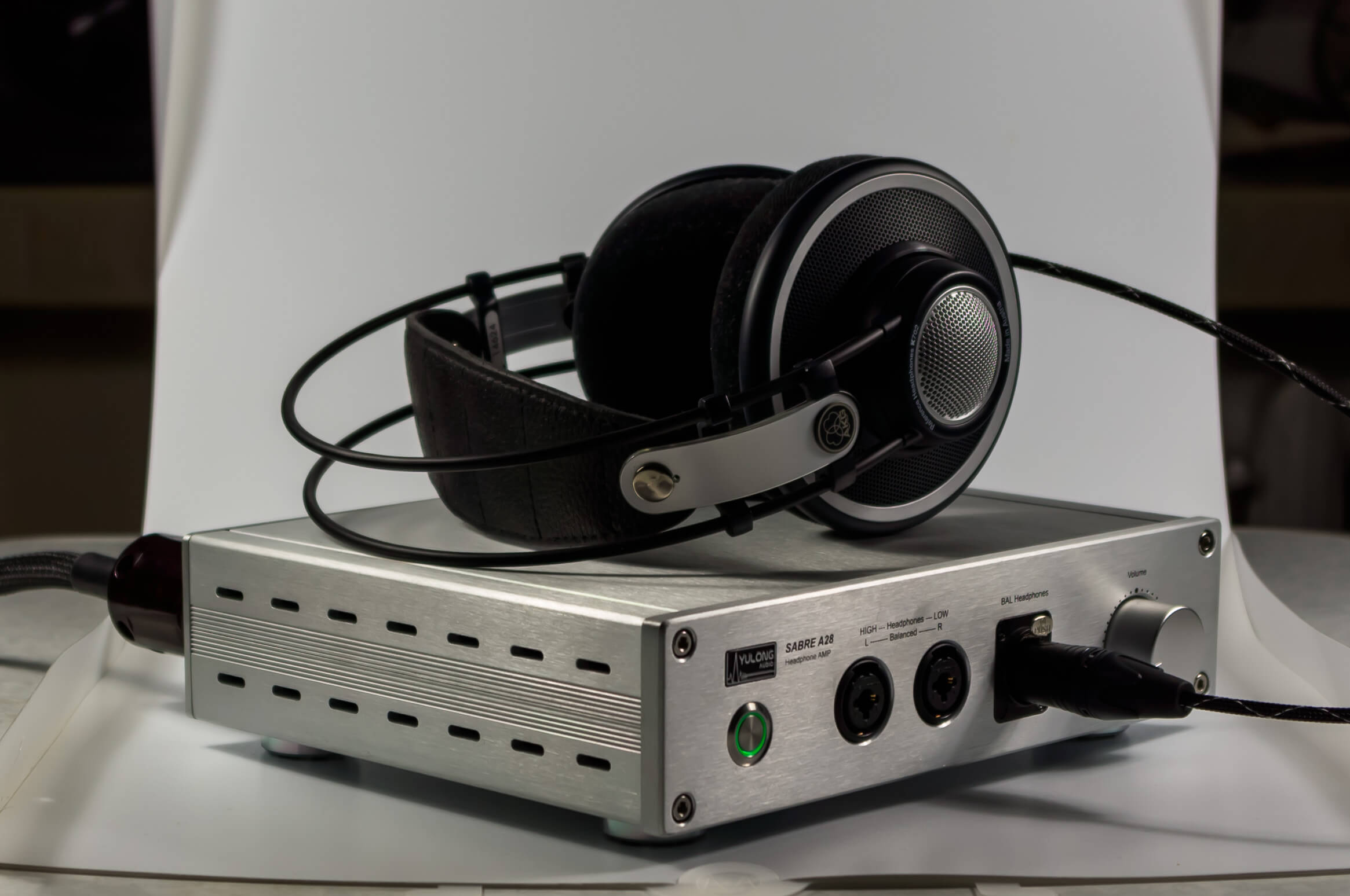 С наушниками