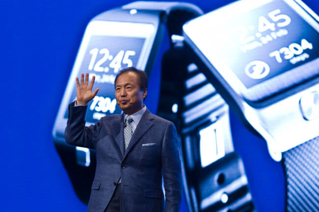Samsung выпустит носимый гаджет с функцией звонков без телефона. Фото.