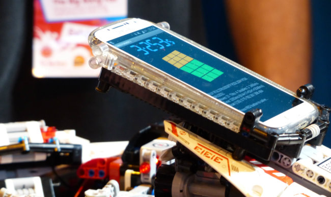 #видео дня | Робот с «мозгами» смартфона против кубика Рубика. Фото.