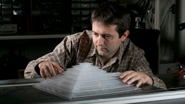 «Шапка-невидимка» в форме пирамиды