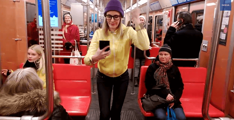 Девушка со смартфоном Nokia