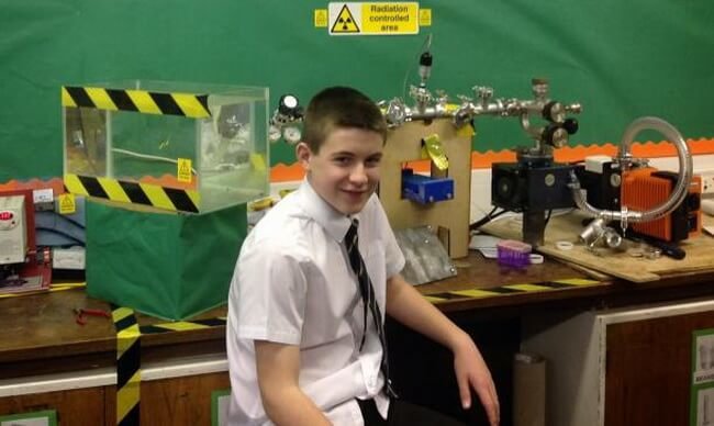 Тринадцатилетний школьник построил миниатюрный рабочий ядерный реактор. Фото.
