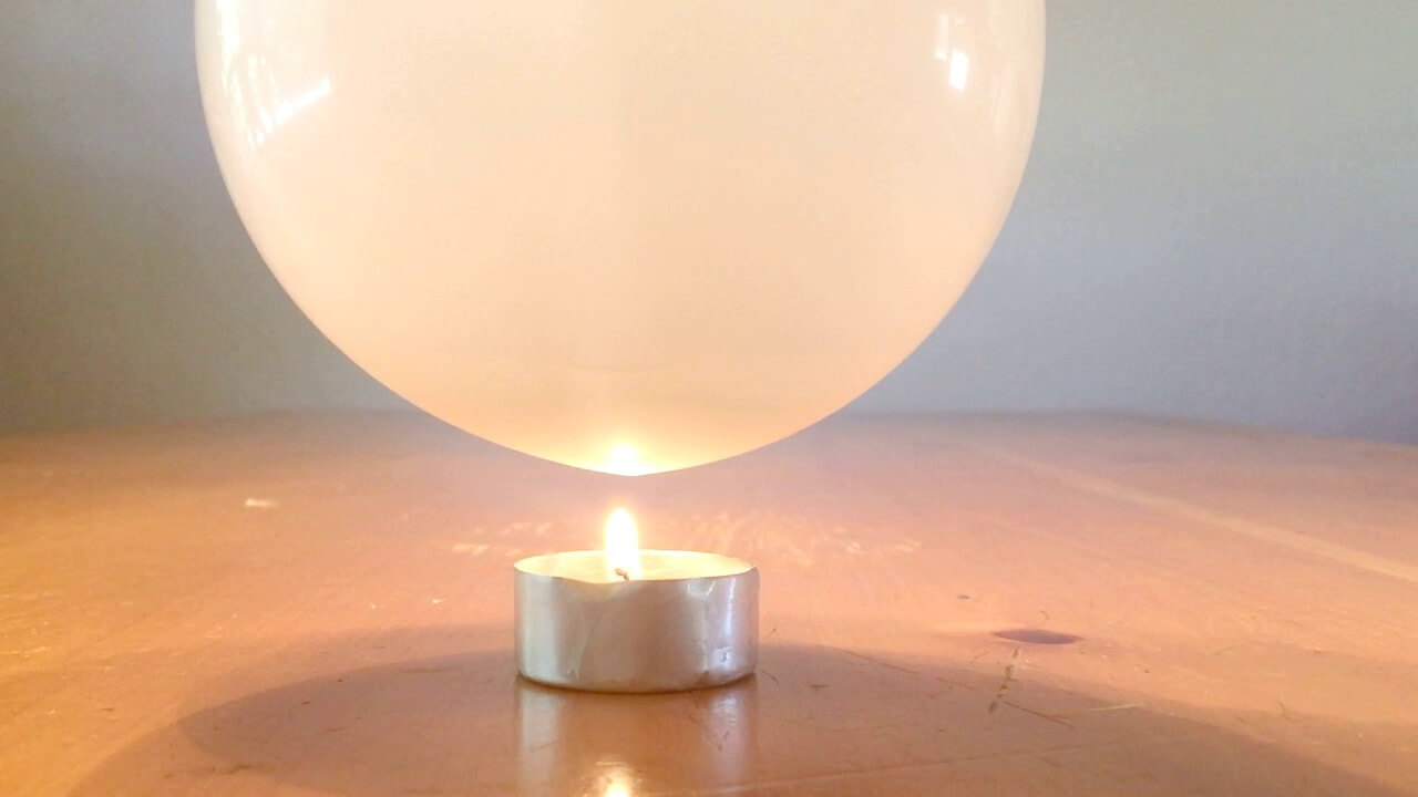 #физика | Огнеустойчивый воздушный шарик. Это самый обычный шарик, и его нельзя поджечь. Фото.