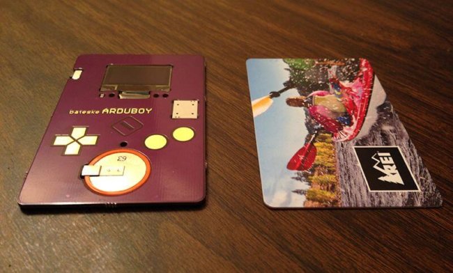 Arduboy — визитка, с помощью которой можно играть в Tetris. Фото.