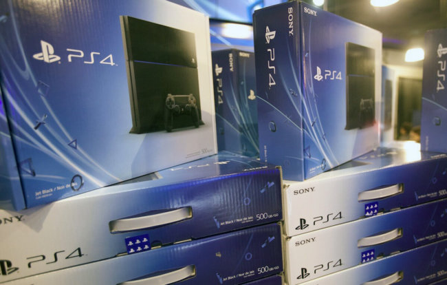 Sony по-прежнему пытается справиться с высоким спросом на Playstation 4. Фото.