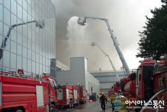 Samsung: Пожар на заводе не повлияет на выпуск Galaxy S5. Фото.