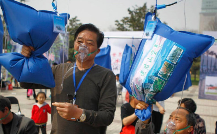 Китайцы дышат горным воздухом из пакетов